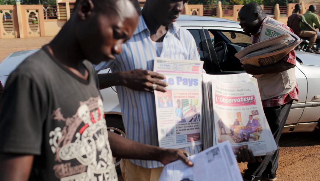 Le protocole d'accord en vue d'un retour à la transition, à la Une de la presse burkinabè ce lundi, à Ouagadougou. REUTERS/Joe Penney