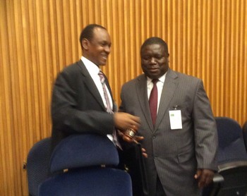 le ministre Choguel K. MAIGA recevant le marteau de président des mains du ministre zambien des Transports et des 