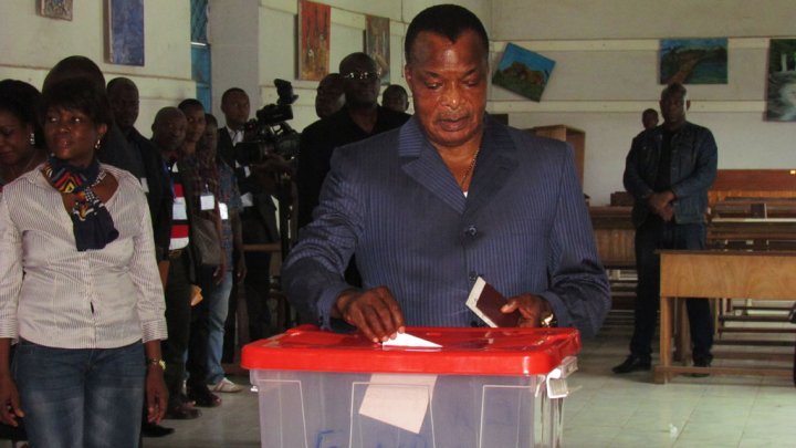 © AFP | Le président congolais, Denis Sassou Nguesso, dimanche 25 octobre, dans son bureau de vote.