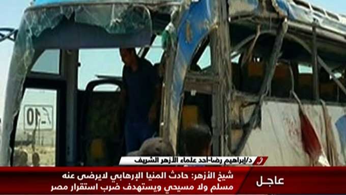 Image tirée de la chaîne de télévision Nile News montrant ce qui reste du bus transportant des chrétiens après une attaque par des hommes armés, le 26 mai 2017 dans la province de Minya, en Egypte / © Nile News/AFP / TV Grab