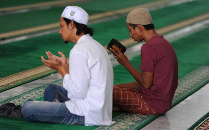 Des musulmans prient dans la Grande Mosquée Baiturrahman, a Banda Aceh en Indonésie, le 27 mai 2017, premier jour du mois sacré de jeune et de prières du ramadan / © AFP / CHAIDEER MAHYUDDIN