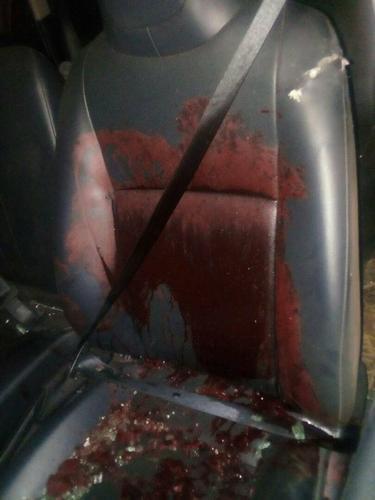 Une image de l'intérieur du véhicule entaché de sang