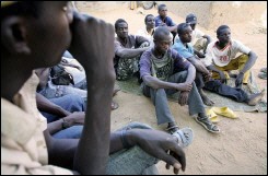 Des jeunes Sénégalais en attente de départ le 12 novembre 2006 à Gao au Mali 