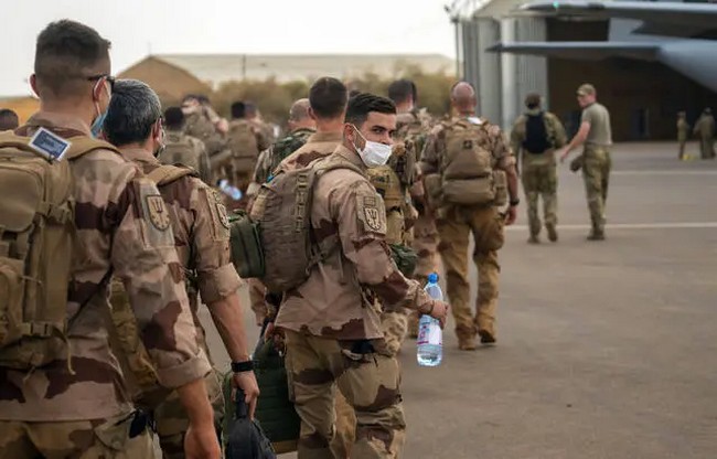 Après le Mali, le Burkina, la Côte d’Ivoire et le Niger, les troupes françaises ont commencé à quitter le…