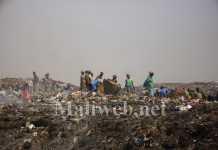 Le tas d'ordures derrière le cimetière de Lafiabougou