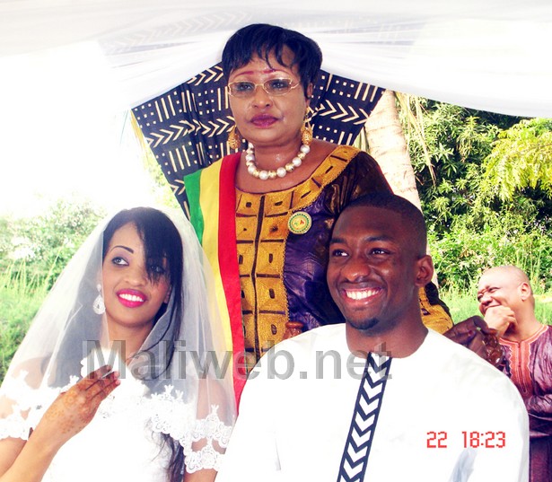 Le couple posant avec le maire de Bacorodji, Mme Diabaté Fatoumata Diombana