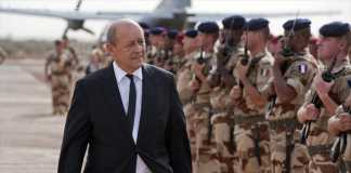 Jean-Yves le Drian au milieu de soldats français, au Mali