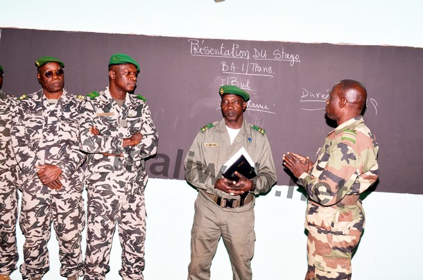 Le chef d'Etat major adjoint de l'armée  procédant à l'ouverture de la formation à Kati