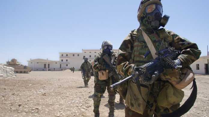 © Roberto Schmidt, AFP | Des soldats américains, en 2004 en Irak, équipés de combinaisons de protection contre les armes chimiques.