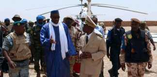 Le premier ministre malien, Moussa Mara (en bleu), à son arrivée dans un hélicoptère de la Minusma à l'aéroport de Kidal, dans le nord du Mali, le 17 mai 2014