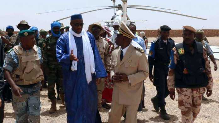 Le premier ministre malien, Moussa Mara (en bleu), à son arrivée dans un hélicoptère de la Minusma à l'aéroport de Kidal, dans le nord du Mali, le 17 mai 2014