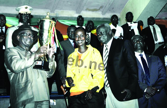 ici, le capitaine de l'AS Mandé  Diaty N'Diaye reçoit des mains  d'IBK son trophée  en présence  du président de la Femafoot