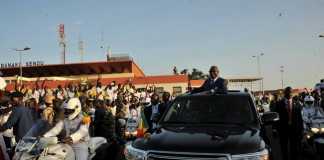 Le Président IBK de retour à Bamako à l'issue de sa visite d'Etat en France (Bamako, le 25 octobre 2015)