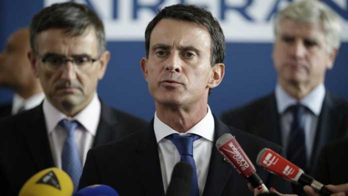 Au siège d'Air France, Valls tape du poing sur la table