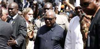 © Jerome Delay/AP Le président malien Ibrahim Boubacar Keita, samedi, après sa visite de l'hôtel Radisson Blu de Bamako.