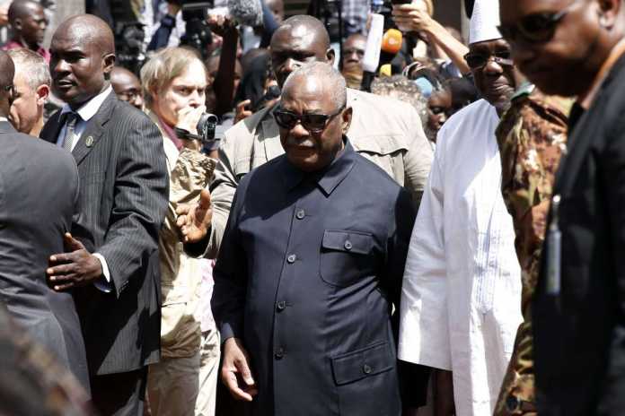 © Jerome Delay/AP Le président malien Ibrahim Boubacar Keita, samedi, après sa visite de l'hôtel Radisson Blu de Bamako.