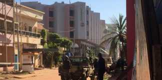 Les forces de police prennent position devant l'hôtel Radisson Blu de Bamako, ce 20 novembre 2015. AFP PHOTO / SEBASTIEN RIEUSSEC