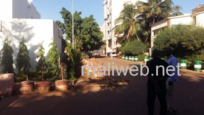 Vers 08h30 ce matin, la route menant a l'hotel (cote Ambassade Ivoirienne). Un agent des forces speciales francaises au telephone a gauche. Photo maliweb.net