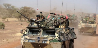 Un convoi de soldats français en direction de Gao, le 7 février 2012 au Mali © AFP