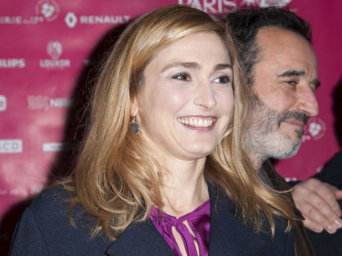 Cette semaine, Julie Gayet est la présidente du festival de courts métrages à Paris. Sur le tapis rouge, la compagne de François Hollande est apparue classe et chic.