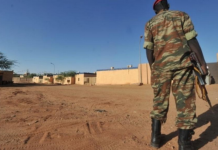 Un soldat nigérien en patrouille sur le site d'Areva à Arlit au Niger