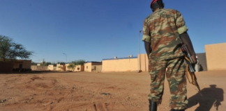 Un soldat nigérien en patrouille sur le site d'Areva à Arlit au Niger