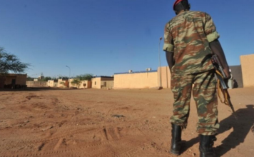 Un soldat nigérien en patrouille sur le site d'Areva à Arlit au Niger