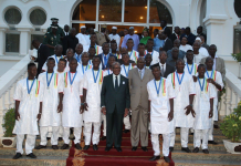 photo de famille du président de la Répbuliques avec les Aiglons