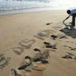 Sur la plage de Grand-Bassam, un homme écrit dans le sable «Je dis non au terrorisme», le 16 mars 2016. © SIA KAMBOU / AFP