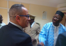 Poignée de main entre le PDG d'Ozone et le ministre Ousmane Koné