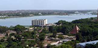 View of Bamako at the Niger river. The 20 stories BCEAO Tower is the tallest building in Mali. Image: Arensond