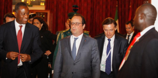 François Hollande reçu par le ministre nigérian des affaires étrangères, Geoffrey Onyeama lors de son arrivée à Abuja, le 13 mai 2016. © REUTERS/Afolabi Sotunde