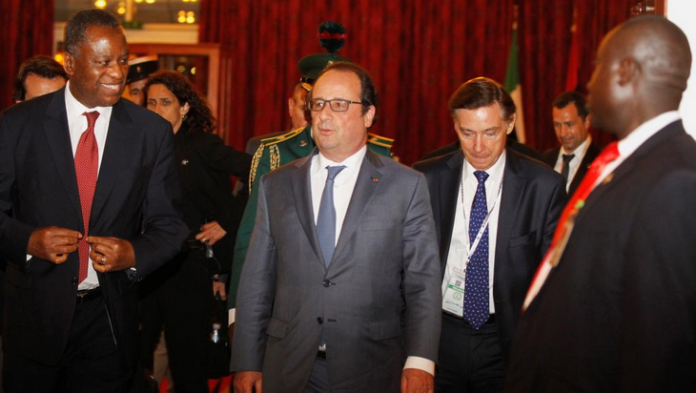 François Hollande reçu par le ministre nigérian des affaires étrangères, Geoffrey Onyeama lors de son arrivée à Abuja, le 13 mai 2016. © REUTERS/Afolabi Sotunde