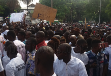 Marche à Bamako : L’opposition envahit la place de la Liberté et annonce la couleur...