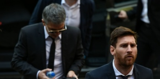 Lionel Messi, suivi de son père Jorge Horacio Messi, le 2 juin 2016 à leur arrivée au tribunal de Barcelone