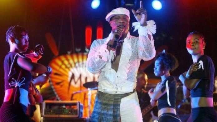 Le chanteur Koffi Olomidé présente ses excuses après la diffusion d'une vidéo