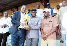 La Ligue de Koulikoro offre un trophée de reconnaissance à Kolon Sidibé pour tout ce qu'il a fait pour le football malien