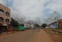 Bamako : Au moins deux morts lors d’une protestation contre le jugement d’un animateur radio, des véhicules brûlés