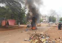 Bamako : Au moins deux morts lors d’une protestation contre le jugement d’un animateur radio, des véhicules brûlés