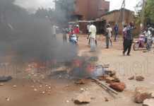 Bamako : Au moins deux morts lors d’une protestation contre le jugement d’un animateur radio, des véhicules brûlés