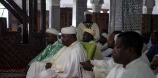 Le président Ali Bongo Ondimba assiste à la prière dans la mosquée Hassan II à Libreville, le 12 septembre 2016. CRÉDITS : AFP