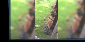 Une jeune femme surprise en train de photographier ses fesses, la vidéo coquine