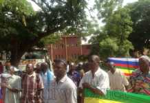 Des manifestants tenant les drapeaux malien et russe devant l'ambassade de de la Russie à Bamako