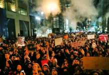 AFP La 5e Avenue complètement bloquée par des milliers de personnes qui manifestent contre Donald Trump après sa victoire à l'élection. New York, le 9 novembre.