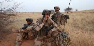 Des soldats de Barkhane, dans la région de Ménaka, dans le cadre de l'opération Garikou. RFI/ Anthony Fouchard