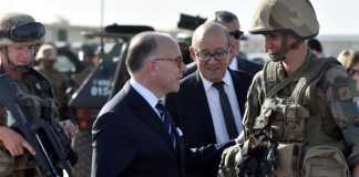 Bernard Cazeneuve et Jean-Yves Le Drian parlent avec des soldats français de l'opération "Barkhane" à Ndjamena, au Tchad, le 29 décembre 2016