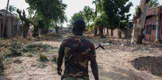 Un soldat nigérian patrouille dans les rues de Bama, au nord-est du Nigeria, le 8 décembre 2016. - AFP