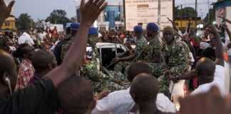 Des Gambiens célèbrent l'investiture d'Adama Barrow dans les rues de Banjul, le 19 janvier 2017.