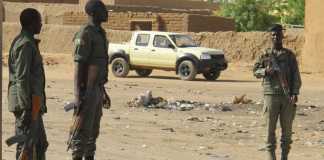 Soldats maliens dans une rue de Gao.