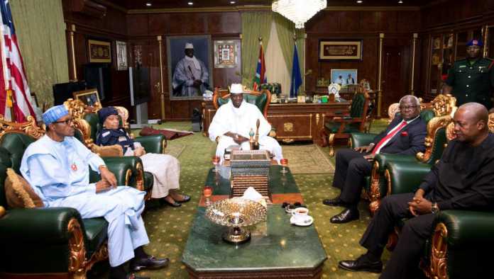 Le président gambien Yahya Jammeh, lors d'une réunion avec une délégation de chefs d'Etat africains, en médiation sur la crise post-électorale gambienne, à Banjul, le 13 décembre 2016.